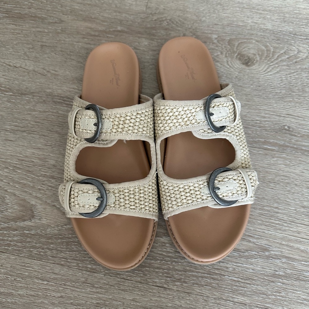 Universal Thread | Honey Raffia Footbed Sandals Almond Size 9.5